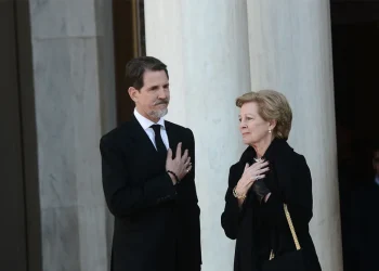 Τέως βασιλιάς Κωνσταντίνος: Συντετριμμένη στη Μητρόπολη Αθηνών η σύζυγός του Άννα Μαρία