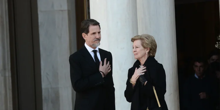 Τέως βασιλιάς Κωνσταντίνος: Συντετριμμένη στη Μητρόπολη Αθηνών η σύζυγός του Άννα Μαρία