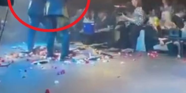 Αντύπας: Θαμώνας ανέβηκε στην πίστα και τον χτύπησε – Το σοκαριστικό βίντεο