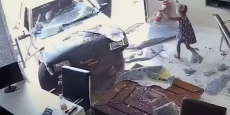 Βραζιλία: Η στιγμή που αυτοκίνητο παρασέρνει και εκσφενδονίζει 5χρονη σε τζαμαρία(Βίντεο)