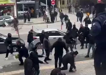 Δίκη Άλκη Καμπανού: Άγριο ξύλο έξω από το δικαστήριο στη δίκη για τη δολοφονία του