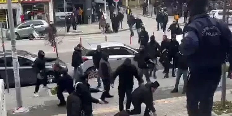 Δίκη Άλκη Καμπανού: Άγριο ξύλο έξω από το δικαστήριο στη δίκη για τη δολοφονία του