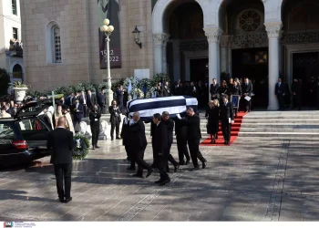 Κηδεία τέως βασιλιά Κωνσταντίνου: «Κωνσταντίνος, Κωνσταντίνος, ζήτω ο βασιλιάς» φώναζε ο κόσμος – Έψαλαν τον εθνικό ύμνο