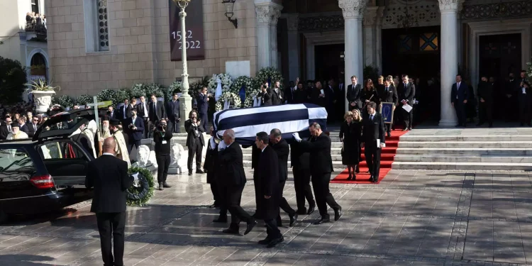 Κηδεία τέως βασιλιά Κωνσταντίνου: «Κωνσταντίνος, Κωνσταντίνος, ζήτω ο βασιλιάς» φώναζε ο κόσμος – Έψαλαν τον εθνικό ύμνο