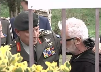 Πτώση Φάντομ στην Ανδραβίδα: Ο Αρχηγός ΓΕΕΘΑ Στρατηγός Κωνσταντίνος Φλώρος στο σπίτι του νεκρού υποσμηναγού