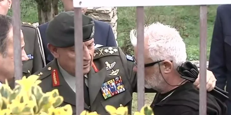 Πτώση Φάντομ στην Ανδραβίδα: Ο Αρχηγός ΓΕΕΘΑ Στρατηγός Κωνσταντίνος Φλώρος στο σπίτι του νεκρού υποσμηναγού