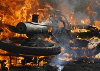 Θεσσαλονίκη: Έκαψαν τη μηχανή 21χρονου γιατί τον πέρασαν για αστυνομικό