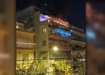 Θεσσαλονίκη: Άναψαν πυροτεχνήματα στο μπαλκόνι και «λαμπάδιασαν» την τέντα τους (Bίντεο)