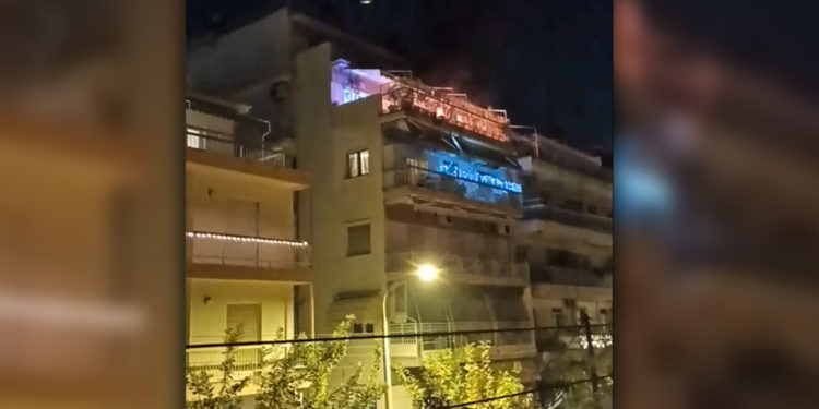 Θεσσαλονίκη: Άναψαν πυροτεχνήματα στο μπαλκόνι και «λαμπάδιασαν» την τέντα τους (Bίντεο)