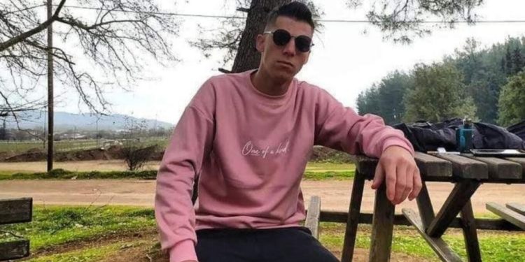 Καρδίτσα: Θρήνος για τον 20χρονο Ηλία στο Μουζάκι – “Ήταν μια χαρά και ξαφνικά κατέρρευσε στο γήπεδο”