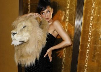 Kylie Jenner: Έκρηξη οργής στα social media για το κεφάλι λιονταριού που φόρεσε – “Προωθείς το κυνήγι των ζώων”