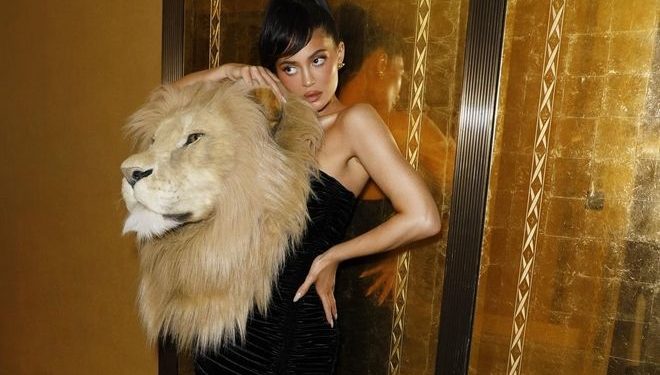 Kylie Jenner: Έκρηξη οργής στα social media για το κεφάλι λιονταριού που φόρεσε – “Προωθείς το κυνήγι των ζώων”
