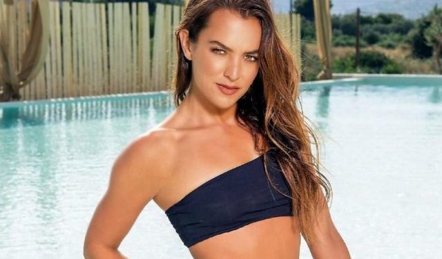 «Ζάλισε» η Καρολίνα με το βαθύ σκίσιμο στο φόρεμα στο Survivor All Star