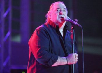 Βασίλης Καρράς: Απαθανατίστηκε αγνώριστος με λευκά μαλλιά και μούσια