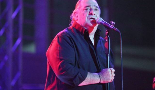 Βασίλης Καρράς: Απαθανατίστηκε αγνώριστος με λευκά μαλλιά και μούσια