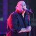 Βασίλης Καρράς: Απαθανατίστηκε αγνώριστος με λευκά μαλλιά και μούσια