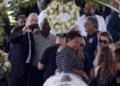 Παρατράγουδα στο λαϊκό προσκύνημα του Πελέ – Τα χαμόγελα της οικογένειας και η σέλφι του Ινφαντίνο