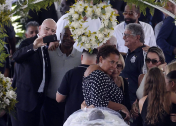 Παρατράγουδα στο λαϊκό προσκύνημα του Πελέ – Τα χαμόγελα της οικογένειας και η σέλφι του Ινφαντίνο