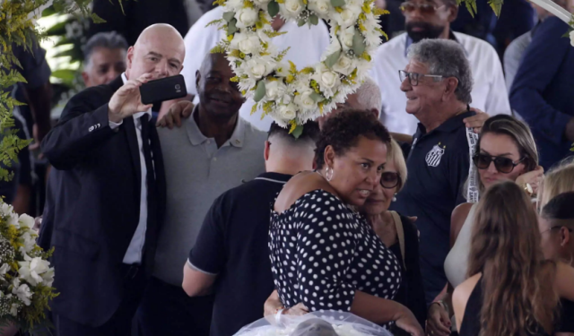 Παρατράγουδα στο λαϊκό προσκύνημα του Πελέ – Τα χαμόγελα της οικογένειας και η σέλφι του Ινφαντίνο