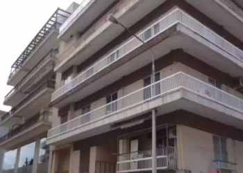 Ξάνθη: Δείτε την κολώνα της ΔΕΗ που περνά μέσα από μπαλκόνι σπιτιού(Βίντεο)