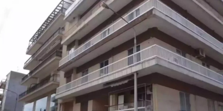 Ξάνθη: Δείτε την κολώνα της ΔΕΗ που περνά μέσα από μπαλκόνι σπιτιού(Βίντεο)