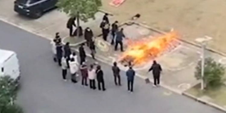 Κορονοϊός – Κίνα: Καίνε τους νεκρούς στον δρόμο (Βίντεο ΣΟΚ)