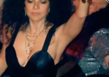 Αποκαλυπτική στα μπουζούκια η Μαρία Σολώμου – “Γυμνή είναι;”