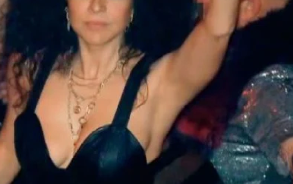 Αποκαλυπτική στα μπουζούκια η Μαρία Σολώμου – “Γυμνή είναι;”