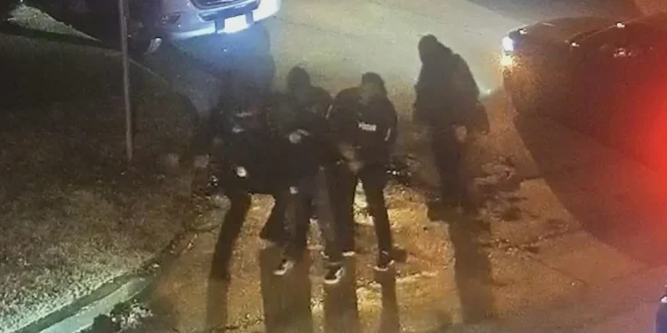 ΗΠΑ: Οργή για το βίντεο του ξυλοδαρμού του Τάιρ Νίκολς – Φώναζε «μαμά», «θα σε σκίσουμε» έλεγαν οι αστυνομικοί