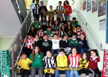 Άλκης Καμπανός: Μαθητές στη Νυρεμβέργη φόρεσαν φανέλες ελληνικών ομάδων για να τιμήσουν τη μνήμη του