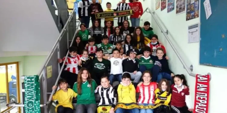 Άλκης Καμπανός: Μαθητές στη Νυρεμβέργη φόρεσαν φανέλες ελληνικών ομάδων για να τιμήσουν τη μνήμη του