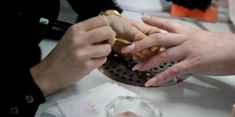 Το ημιμόνιμο μανικιούρ και το «φουρνάκι» νυχιών προκαλεί μεταλλάξεις στο DNA – Ανησυχητικά ευρήματα