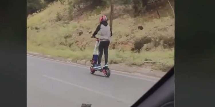 Θεσσαλονίκη: Τρέχει με 100 χλμ/ώρα με… πατίνι στον Περιφερειακό (Βίντεο)