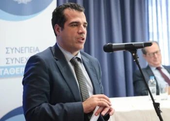 «Μπόνους» έως 1.800 ευρώ σε γιατρούς και 1.200 σε νοσηλευτές τον μήνα για μετακινήσεις -Η τροπολογία Πλεύρη