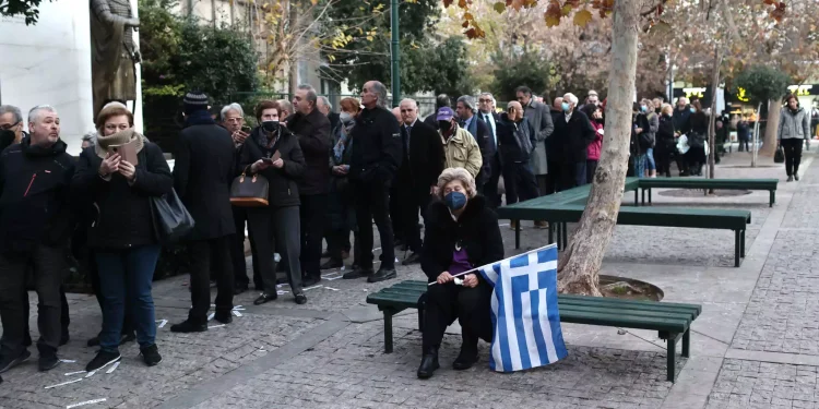 Κηδεία τέως βασιλιά Κωνσταντίνου: Ουρά εκατοντάδων μέτρων στο λαϊκό προσκύνημα
