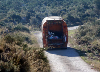 Σοκάρει το τροχαίο στο Ξυλόκαστρο – Νεκρή η υπάλληλος καθαριότητας, έπεσε πάνω στο απορριμματοφόρο ο οδηγός
