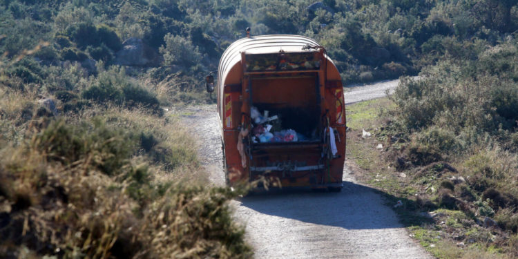 Σοκάρει το τροχαίο στο Ξυλόκαστρο – Νεκρή η υπάλληλος καθαριότητας, έπεσε πάνω στο απορριμματοφόρο ο οδηγός