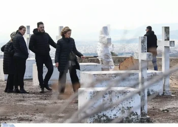 Τέως Βασιλιάς Κωνσταντίνος: Συντετριμμένη στους τάφους των γονιών της η Βασίλισσα Σοφία