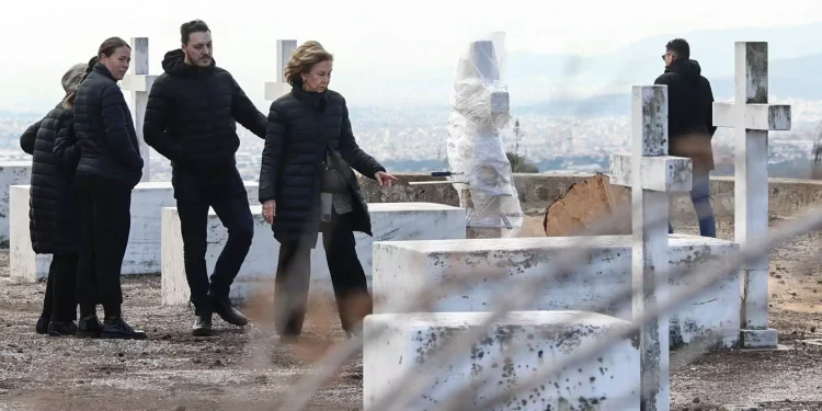 Τέως Βασιλιάς Κωνσταντίνος: Συντετριμμένη στους τάφους των γονιών της η Βασίλισσα Σοφία