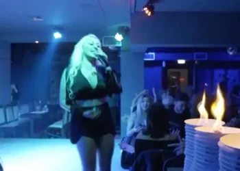 Λάρισα: «Σ’ αγαπάω, χαϊδέψτε μου το αιδ…» – Σάλος με τραγουδίστρια που το τραγούδησε σε κόσμο!