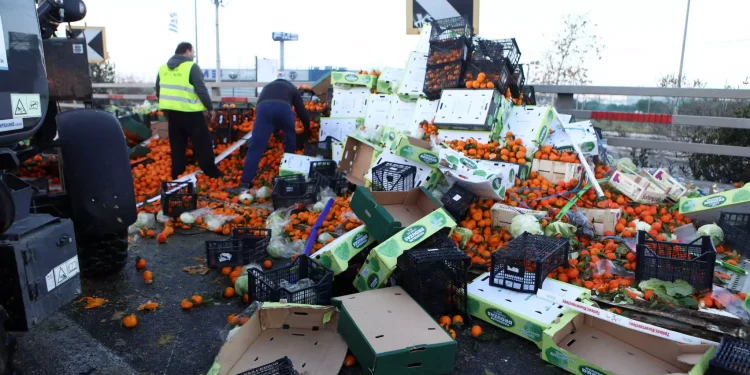 Τροχαίο με φορτηγό στον Κηφισό – Μεγάλη κίνηση, γέμισε πορτοκάλια ο δρόμος(Βίντεο)