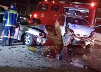 Θεσσαλονίκη: Τροχαίο με τρεις τραυματίες – Εικόνες μετά τη μετωπική σύγκρουση αυτοκινήτων