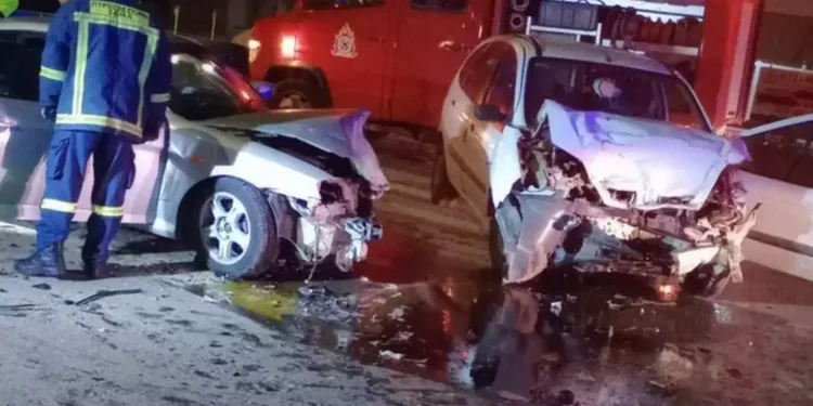Θεσσαλονίκη: Τροχαίο με τρεις τραυματίες – Εικόνες μετά τη μετωπική σύγκρουση αυτοκινήτων