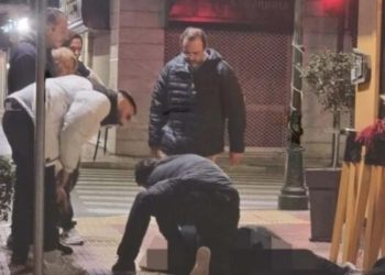 Αγωνία στο Βόλος – Ο βουλευτής Μαραβέγιας έσωσε νεαρή που κατέρρευσε στο κέντρο της πόλης