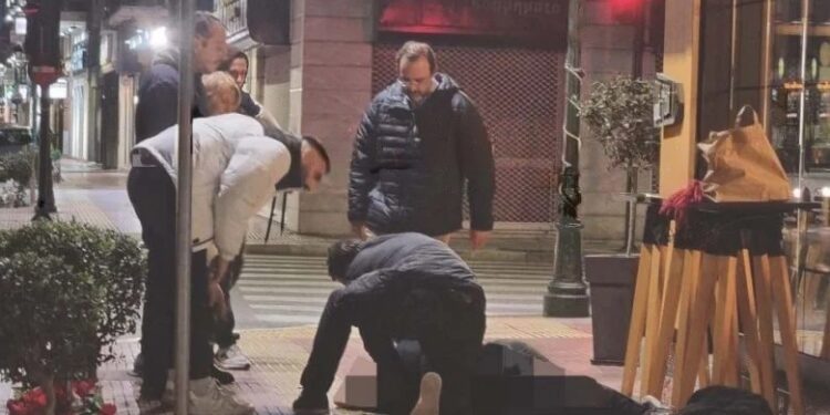 Αγωνία στο Βόλος – Ο βουλευτής Μαραβέγιας έσωσε νεαρή που κατέρρευσε στο κέντρο της πόλης