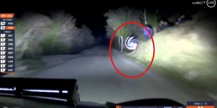 Απίστευτο: Έκαναν σεξ ενώ δίπλα τους περνούσαν τα αγωνιστικά του WRC