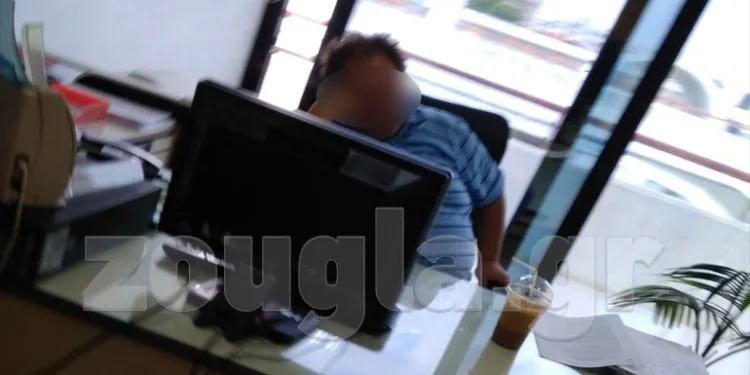 Aθήνα: Δημόσιος υπάλληλος ροχαλίζει εν ώρα υπηρεσίας