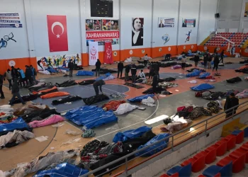 Σεισμός στην Τουρκία: Σε γήπεδα η αναγνώριση των νεκρών από τους σεισμούς – Συγκλονιστικές εικόνες