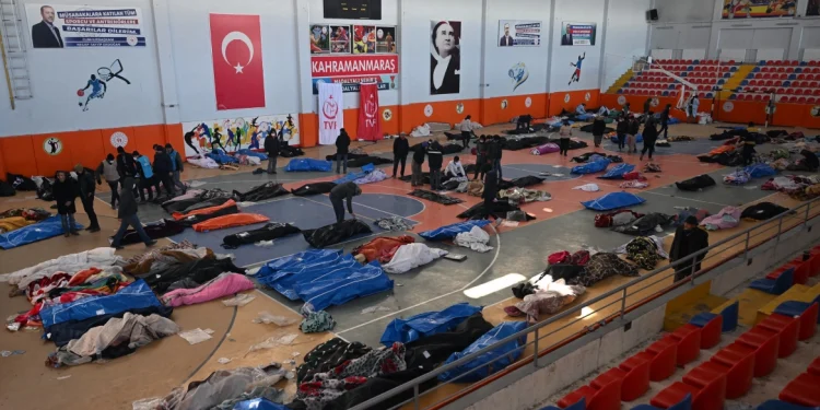 Σεισμός στην Τουρκία: Σε γήπεδα η αναγνώριση των νεκρών από τους σεισμούς – Συγκλονιστικές εικόνες