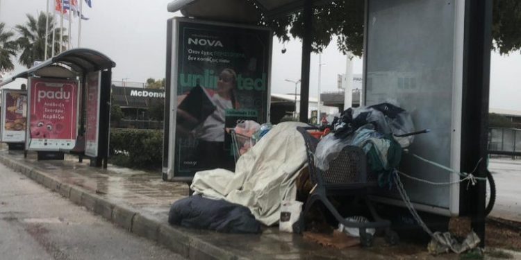 Εικόνα σοκ στον Άλιμο – Με μηδέν βαθμούς θερμοκρασία ζει σε στάση!